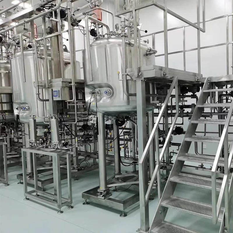 Planta de proceso. Reactores de acero inoxidable con instrumentación y control de proceso.