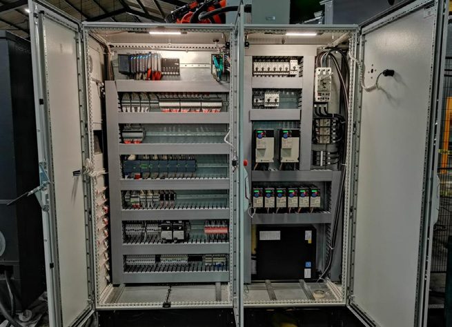 Tablero de control. Gabinete de doble puerta con controlador, periferia y protecciones.