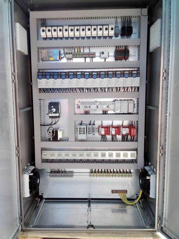 Tablero de potencia y control. Variadores de frecuencia, guardamotores, controladores programables y relés de seguridad en gabinete de doble puerta.